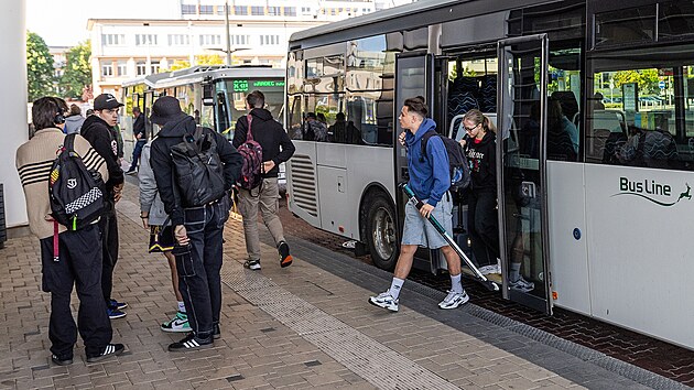 Autobusy spolenosti BusLine na dopravnm terminlu v Hradci Krlov.