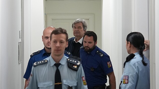 Obvinn v kauze Motol Miroslav Jansta dorazil k soudu. (5. ervna 2025)