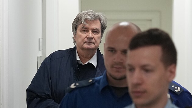 Obvinn v kauze Motol Miroslav Jansta dorazil k soudu. (5. ervna 2025)