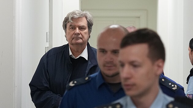 Obvinn v kauze Motol Miroslav Jansta dorazil k soudu. (5. ervna 2025)