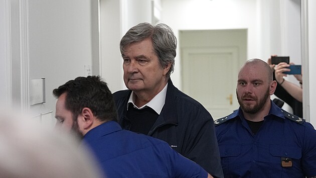 Obvinn v kauze Motol Miroslav Jansta dorazil k soudu. (5. ervna 2025)