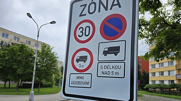 Na Moravskm Pedmst pibyly nov znaky, Hradec Krlov se jimi sna vypudit parkujc dodvky a nkladn auta. (3. ervna 2025)