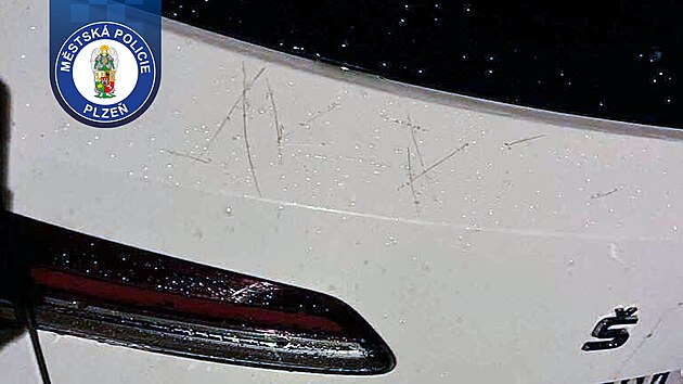 Strnci v Plzni se nestaili divit. Zatmco pomhali seniorce, kter spadla a nemohla se sama zvednout ze zem, nkdo jim pomaloval auto. (5. ervna 2025)