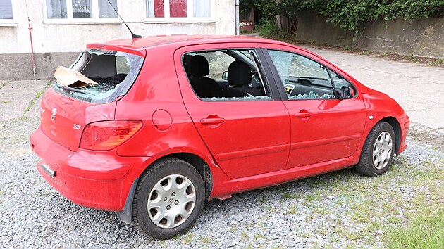 tyiatyicetilet mu zaloil na ubytovn v Plzni por. Pot rozbil skla u auta, kter pat dajnmu milenci jeho ptelkyn. Policist ho obvinili ze dvou skutk. (1. ervna 2025)