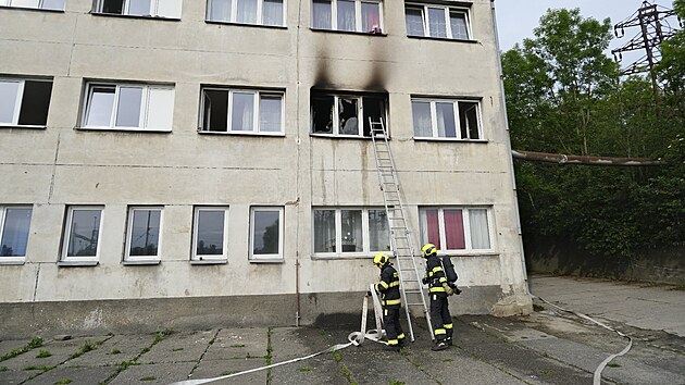 tyiatyicetilet mu zaloil na ubytovn v Plzni por. Pot rozbil skla u auta, kter pat dajnmu milenci jeho ptelkyn. Policist ho obvinili ze dvou skutk. (1. ervna 2025)
