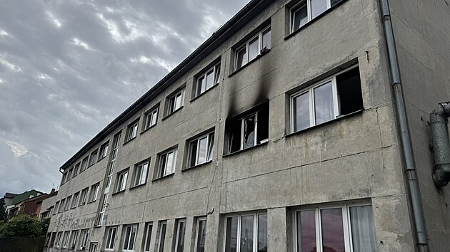 tyiatyicetilet mu zaloil na ubytovn v Plzni por. Pot rozbil skla u auta, kter pat dajnmu milenci jeho ptelkyn. Policist ho obvinili ze dvou skutk. (2. ervna 2025)