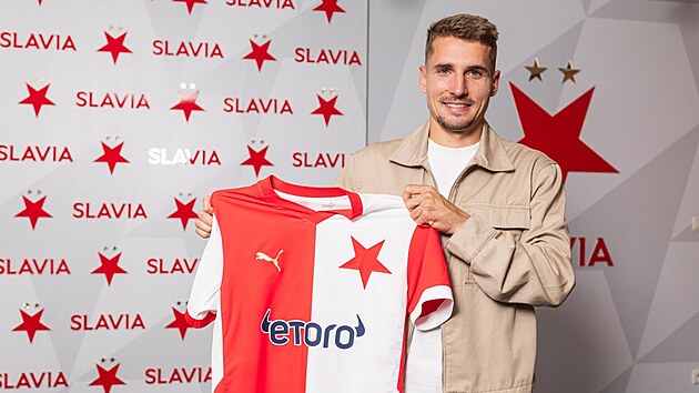 Michal Sadlek pzuje s dresem Slavie Praha.