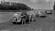 Henri Cartier-Bresson: Obyvatelé Moskvy si drhnou své vozy (1954) 