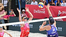 David Schweiner se snaží zablokovat Christiana Söruma.