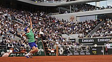 Jannik Sinner podává v semifinále Roland Garros.