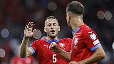 Vladimír Coufal gratuluje Adamovi Hlokovi ke vstelené brance.