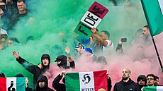 Ital�tí fanou�ci d�lají bengál p�i utkání v Norsku.