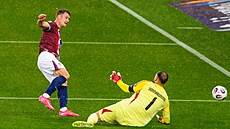 Alexander Sorloth p�ekonává Gianluigiho Donnarummu.