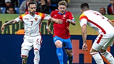 Mezi dvojici Marko Veovi (vlevo), Igor Vujai vyrazil s míem Pavel ulc.