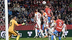 Patrik Schick peskoil vechny obránce a zvýil eské vedení.