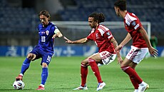 Chorvatský kapitán Luka Modri kolí hráe Gibraltaru.