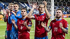 etí fotbalisté dkují fanoukm po zápase s ernou Horou. Zleva: Zelený,...