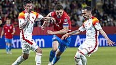 PESILA NEVADÍ. Luká Provod se pustil do útoného výpadu mezi dvojicí soupe.