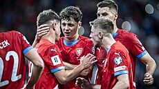 etí fotbalisté oslavují gól Adama Hloka.