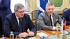 Robert Fico pijal dalí delegaci z Evropského parlamentu. (2. ervna 2025)