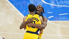 Aaron Nesmith objímá par�áka Tyrese Haliburtona z Indiana Pacers b�hem úvodního...