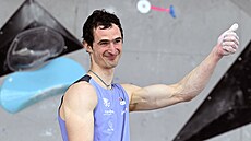 Adam Ondra bhem kvalifikace boulderingu Svtového poháru ve sportovním lezení.