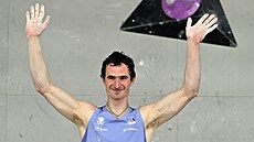 Adam Ondra bhem kvalifikace boulderingu Svtového poháru ve sportovním lezení...