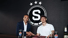 Prozatímní sportovní �editel Sparty Tomá� Sivok a slovenský zálo�ník Dominik...