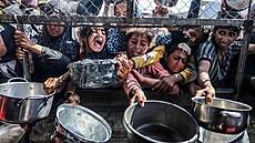 Skute�ná pomoc Palestinc�m. Nov� vzniklá humanitární organizace GHF rozdala za...