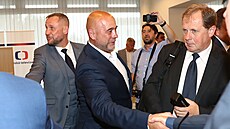 Nov� zvolený �editel �eské televize Jan Sou�ek (vlevo), pora�ený kandidát Pavel...