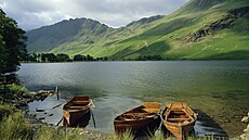 Na map� severozápadu anglického Lake District se nevelké Buttermere ztrácí....