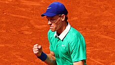 Jannik Sinner reaguje po vítzném úderu ve finále Roland Garros.