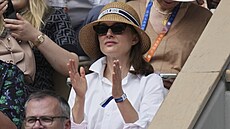Here�ka Natalie Portmanová sleduje finále mu�ské dvouhry na Roland Garros.