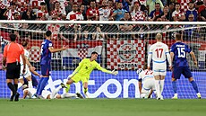 Joko Gvardiol z Chorvatska stílí gól, který byl posléze odvolán kvli ofsajdu.