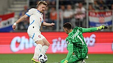 Pavel ulc ve velké anci ped chorvatským brankáem Dominikem Livakoviem.