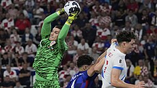 Chorvatský branká Dominik Livakovi chytá mí v utkání s eskem.