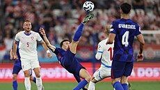Ivan Perii z Chorvatska odehrává akrobaticky mí v utkání s eskem.