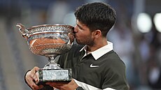 Carlos Alcaraz pózuje s trofejí pro vít�ze Roland Garros.