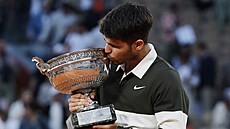 Carlos Alcaraz pózuje s trofejí pro vítze Roland Garros.