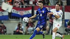 Vladimír Coufal stíhá Ivana Periie z Chorvatska.