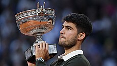 Carlos Alcaraz pózuje s trofejí pro vítze Roland Garros.