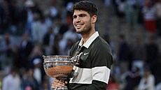 Carlos Alcaraz pózuje s trofejí pro vítze Roland Garros.