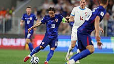 Chorvatský kapitán Luka Modri se chystá ke stele v duelu proti esku.