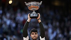 Carlos Alcaraz slaví triumf ve finále Roland Garros.