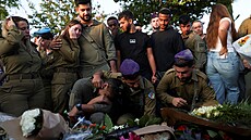 Lidé se ú�astní poh�bu izraelského vojáka, rotmistra Liora Steinberga, který...