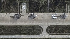 Snímek ze satelitu ukazuje kody zpsobené útokem ukrajinského dronu na...