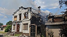 Následky ruského útoku v Chersonu na Ukrajin. (1. ervna 2025)