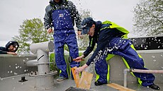 Rybái se uí zastavit tok vody na kolení poádaném organizací Fishing...