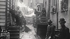 Fotografie Úkryt bandit, 59 1/2 Mulberry Street od Jacoba Riise.