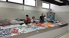 Ryby koupíte na trzích i v supermarketech (v nich levnji). 